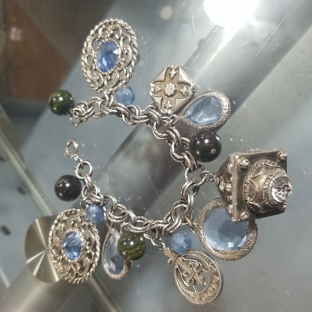 Vintage Unsigned Arthur Pepper Mode Art Charm Bracelet